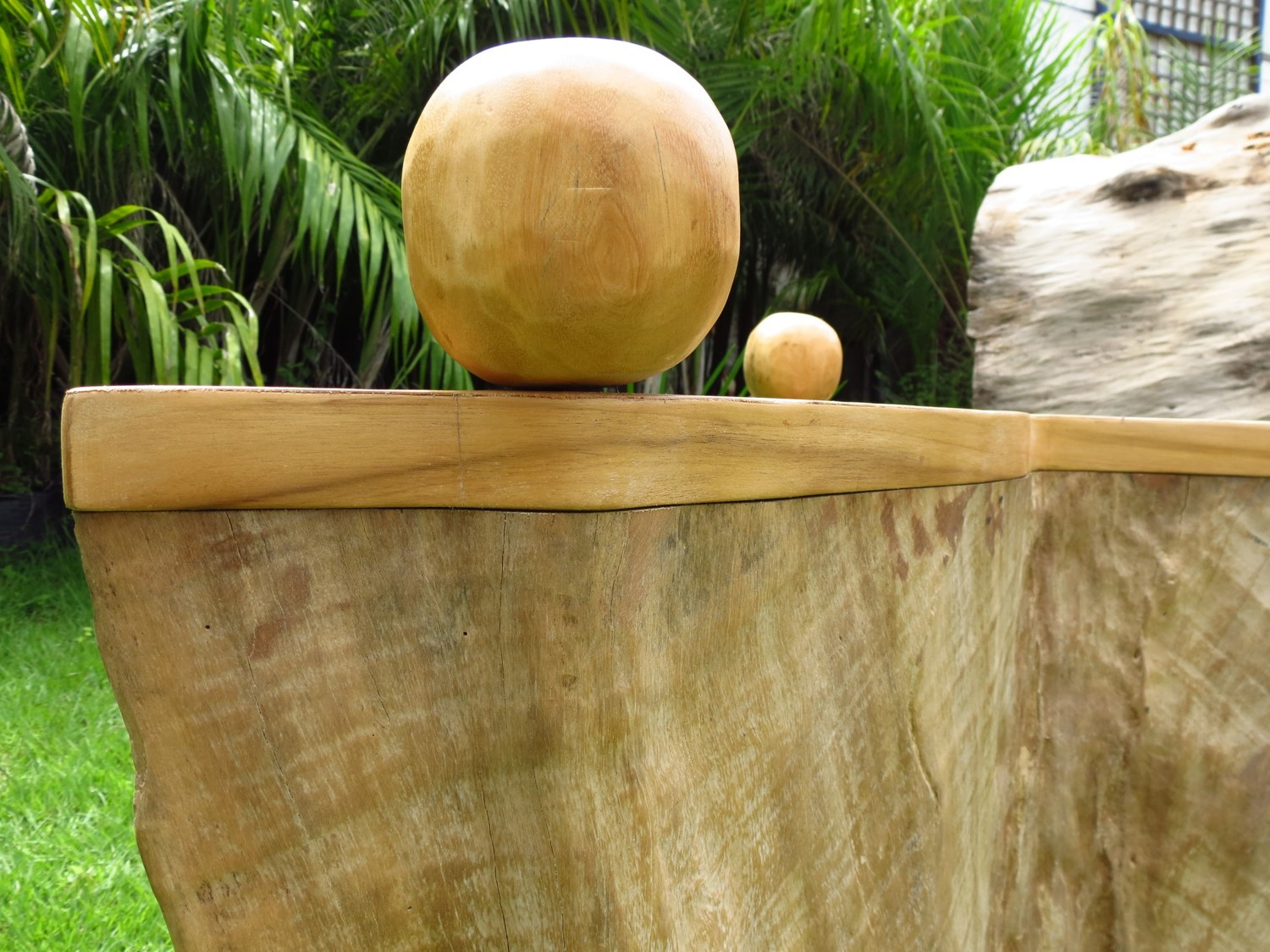 ROOT SCULPTURE TABLE